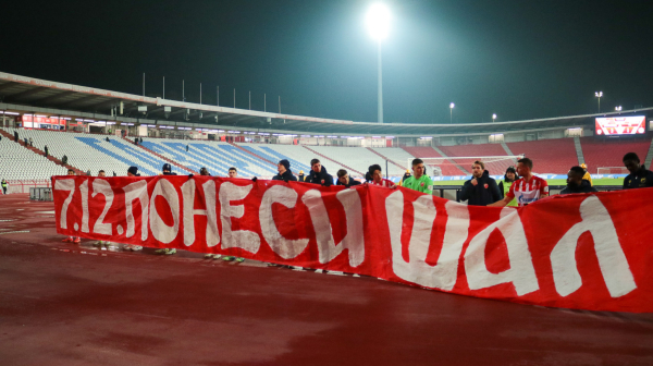Fudbaleri Crvene zvezde razvili transparent: Dođi, ponesi šal