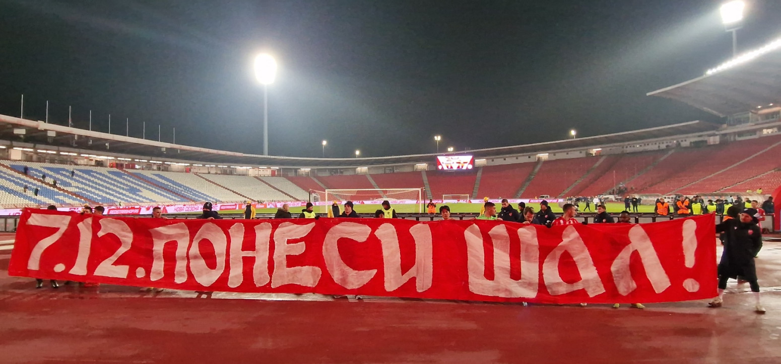 Fudbaleri Crvene zvezde razvili transparent: Dođi, ponesi šal