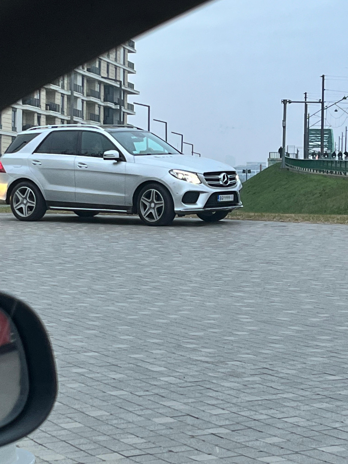 Aleksićeva poslanica brani most iz toplog automobila, a demonstranti se mrznu FOTO/VIDEO