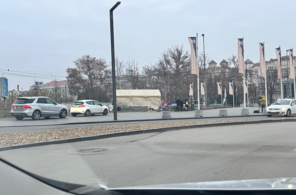 Aleksićeva poslanica brani most iz toplog automobila, a demonstranti se mrznu FOTO/VIDEO