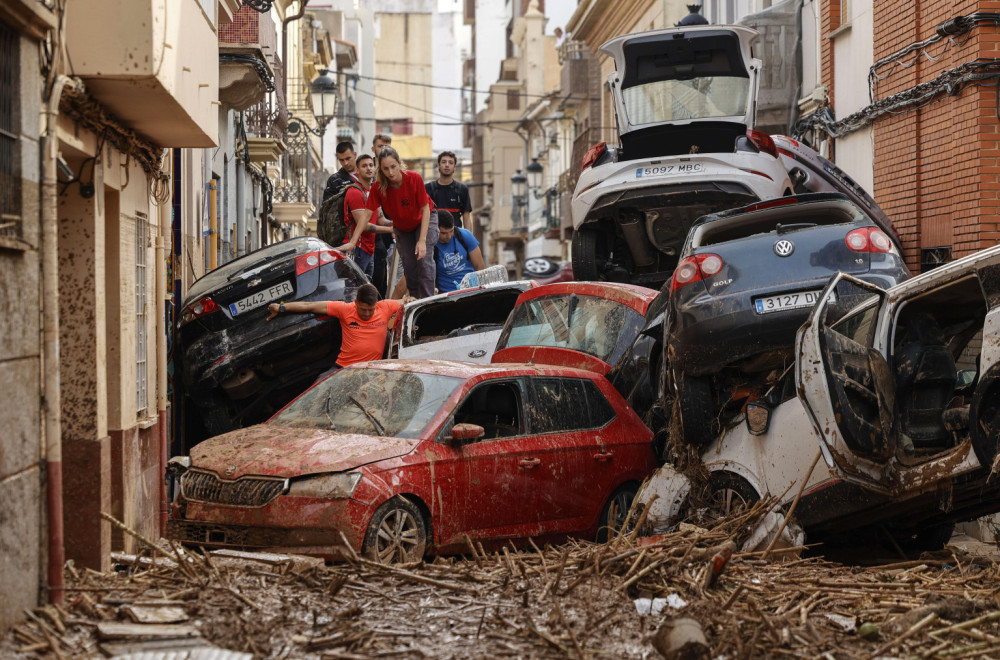 Oluja nosila sve pred sobom: Grad pod vodom; Bujice gutale ulice i automobile; Pokrenute evakuacije VIDEO