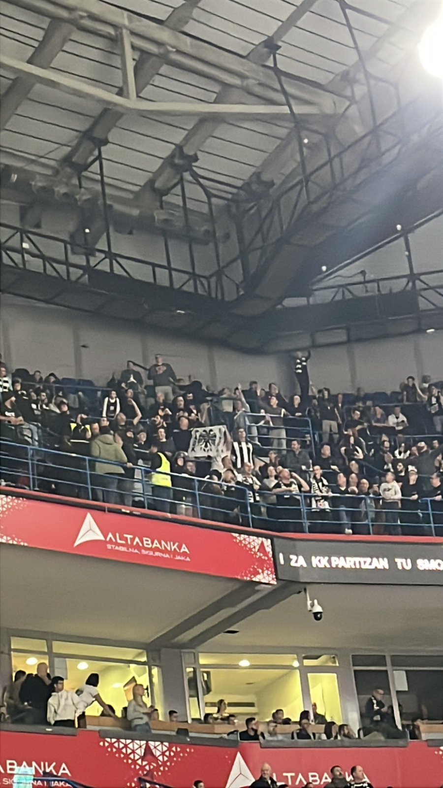 Provokacije u Areni: Navijači Panatinaikosa pokazuju albanskog orla – poznat i razlog? FOTO