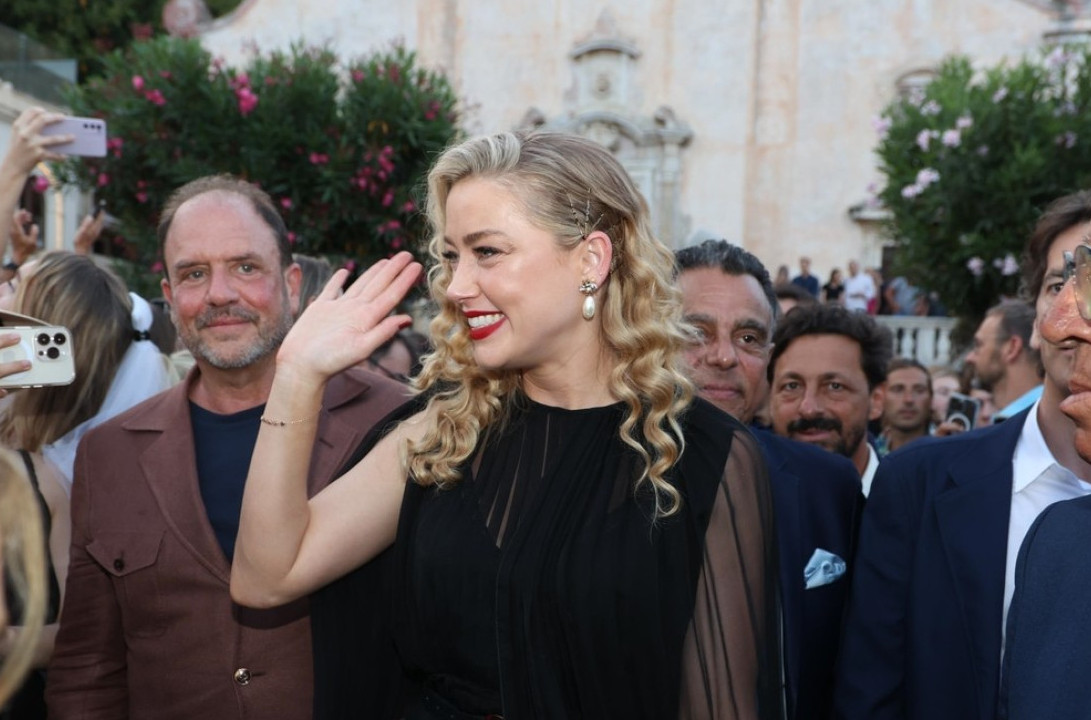 Nakon razvoda od Depa, daleko od Holivuda: Amber Herd slavi novi uspeh u Španiji FOTO