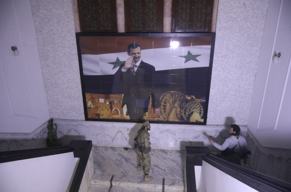 An appalling threat: Damascus falls; Invasion of the presidential palace and "naked pictures" PHOTO/VIDEO