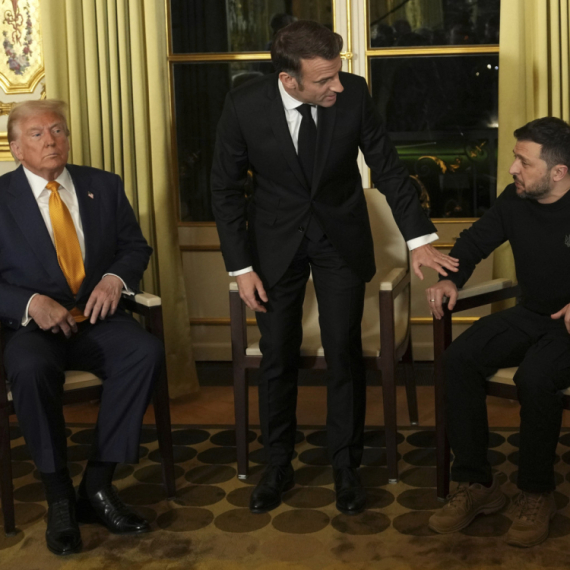 Makron dočekao Trampa: Čvrsto rukovanje i tapšanje po ramenima FOTO