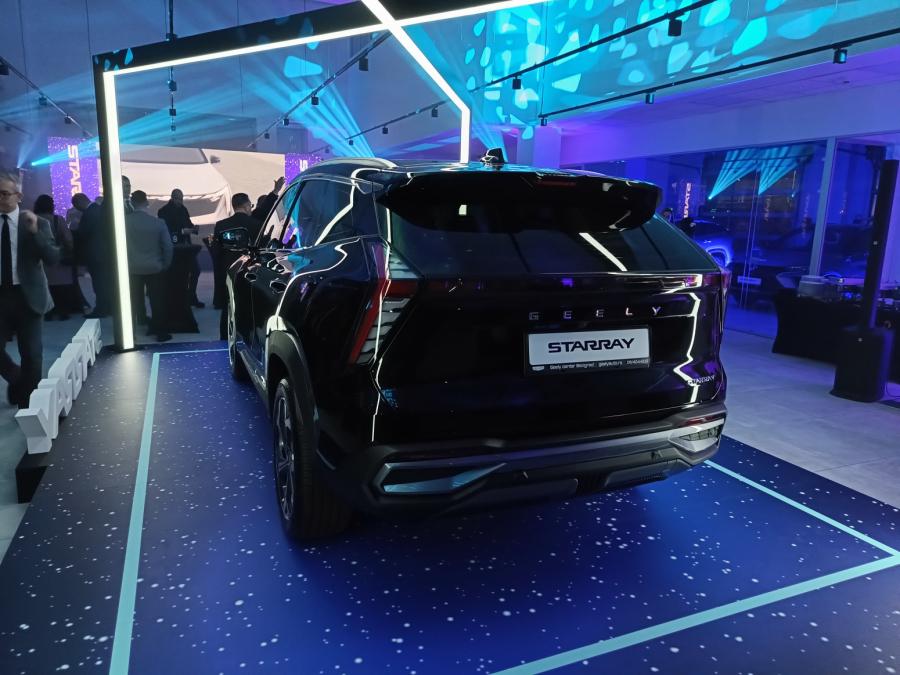 Zvezdani zrak: Bili smo na predstavljanju novog Geely modela u Srbiji FOTO