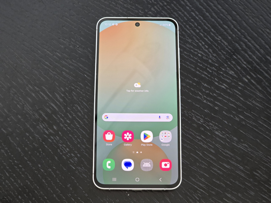 Galaxy S24 FE: Testirali smo najnoviji Samsungov telefon za fanove