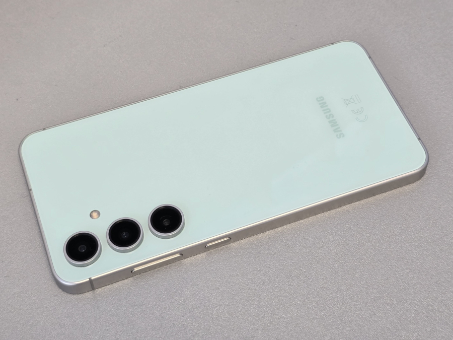 Galaxy S24 FE: Testirali smo najnoviji Samsungov telefon za fanove