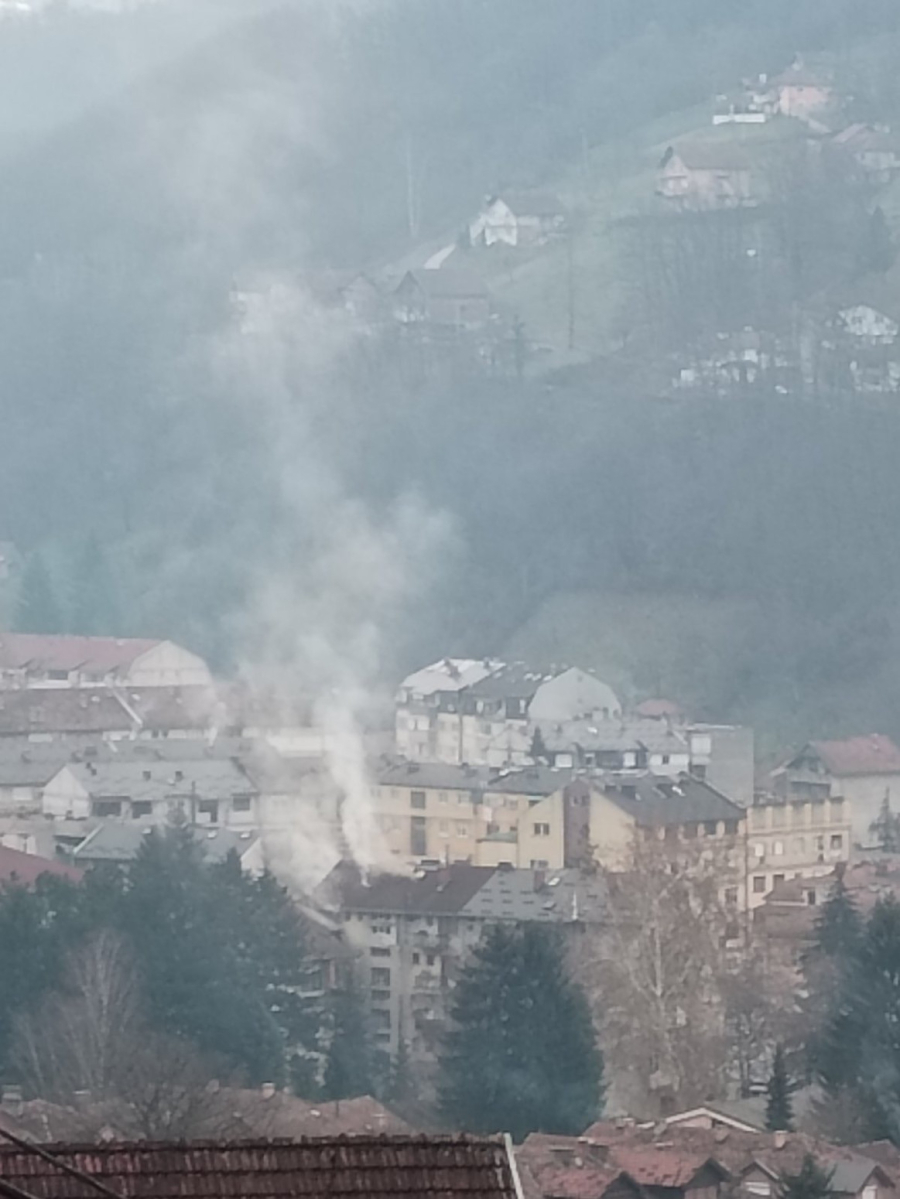 Zapalila se zgrada u Priboju: Stanari u panici izleteli napolje FOTO