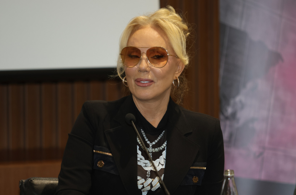 Kamera se ruši, publika peva... Brena objavila snimak kada se snimatelj srušio na nju VIDEO