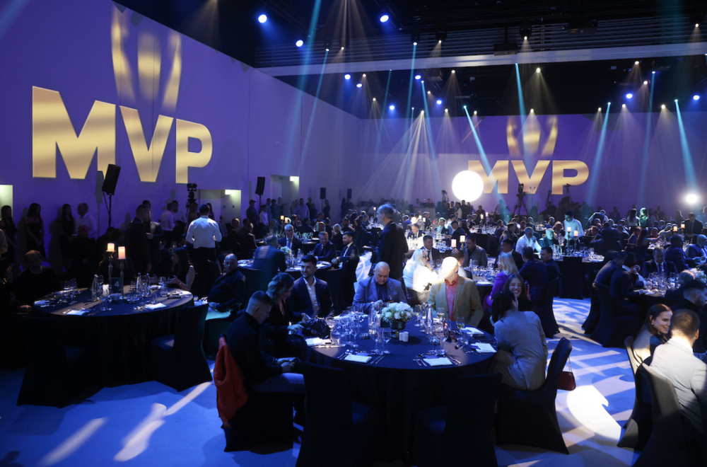 Đokovićev reket iz finala Vimbldona prodat za 2.200.000 dinara VIDEO