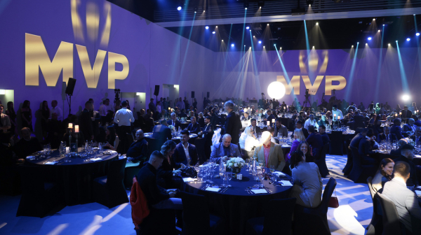 Đokovićev reket iz finala Vimbldona prodat za 2.200.000 dinara VIDEO