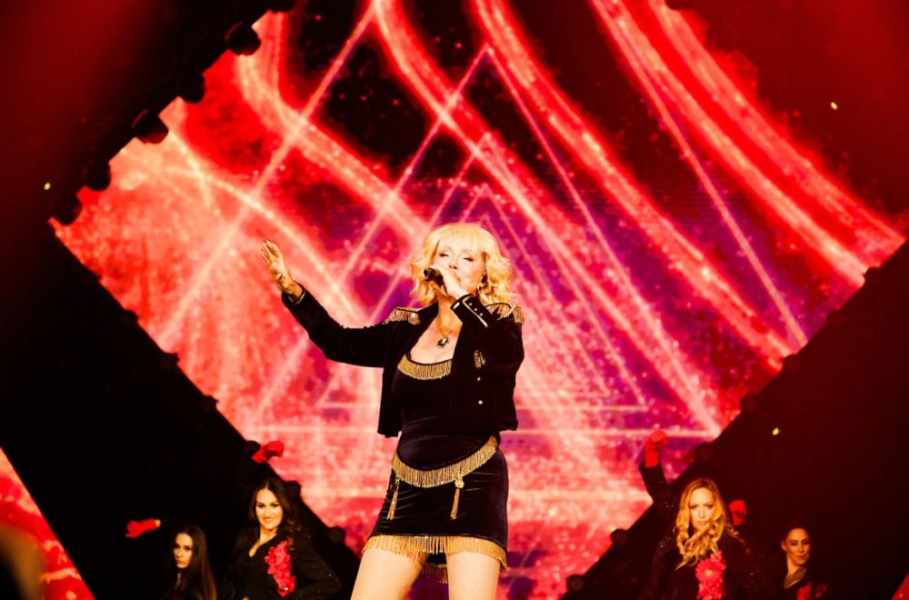 Brena sa slomljenom nogom održala koncert, oglasila se iz bolnice FOTO/VIDEO