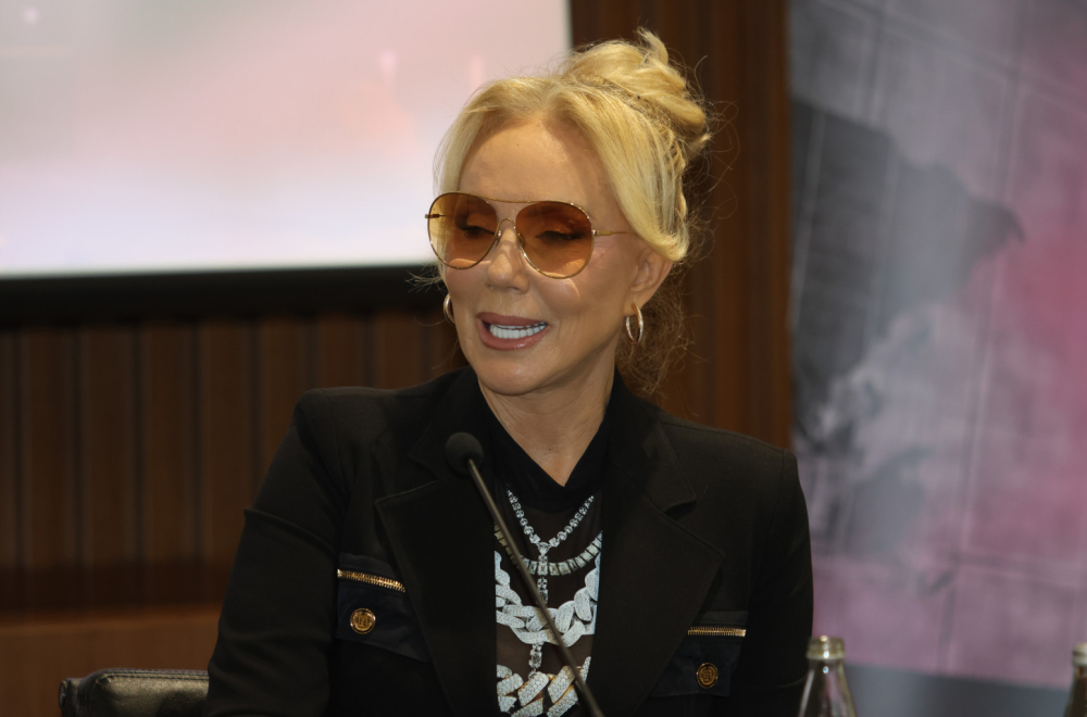 Prvi snimak Lepe Brene nakon operacije: Pevačica na podu izvodi "vratolomije"  FOTO