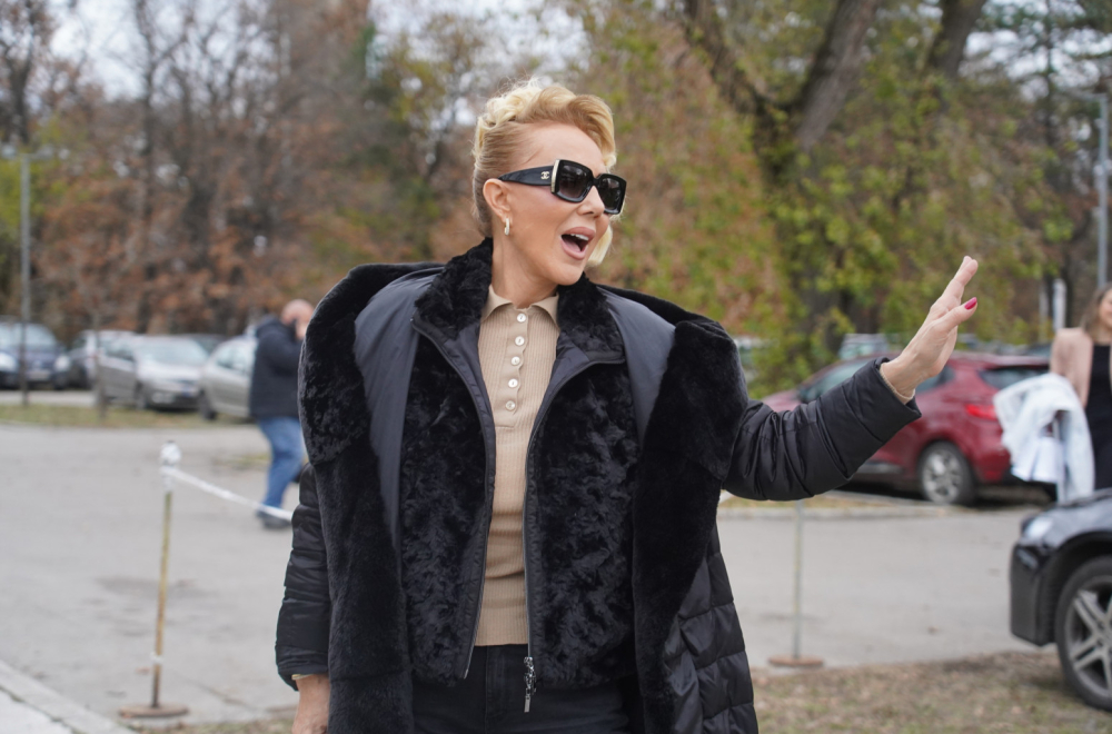 Lepa Brena prvi put u javnosti nakon operacije: Pevala sedeći, pa izvela i ovu akrobaciju FOTO