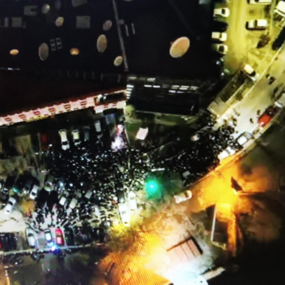 Studenti blokirali Takovsku ulicu, a deo studenata uputio se ka Aberdarevoj; Prisutno 2.800 osoba  FOTO