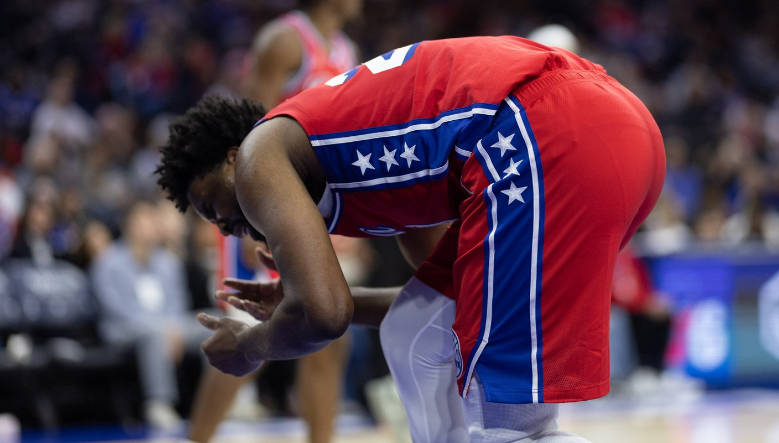 Tek što se vratio, Embid dobio po nosu – sledi nova pauza VIDEO