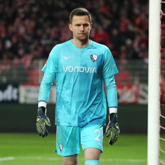 Skandal u Nemačkoj – golman pogođen upaljačem u glavu, epilog bizaran! FOTO/VIDEO