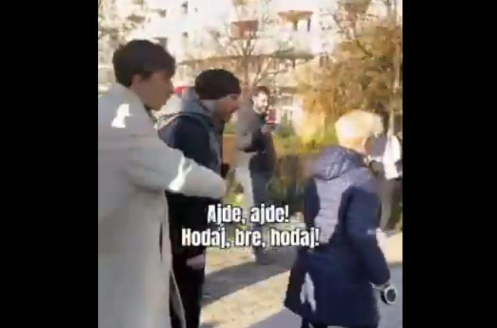 Sramno ponašanje: Ova žena je nečija majka, baka... VIDEO