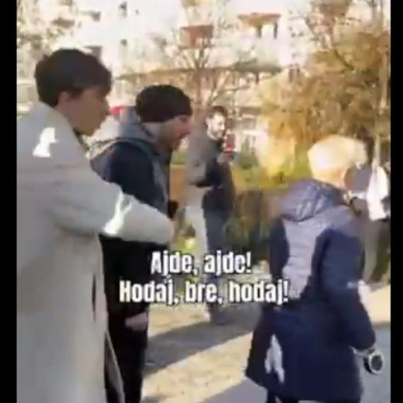 Sramno ponašanje: Ova žena je nečija majka, baka... VIDEO