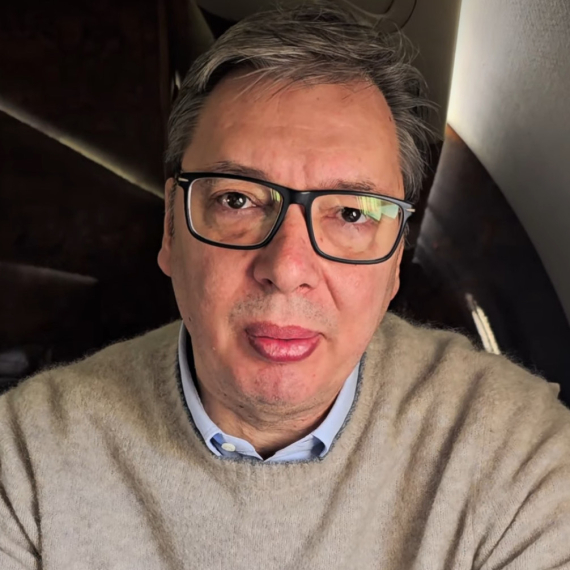 Vučić iz aviona: U subotu predstavljamo najvažniji plan za mlade u Srbiji; Radimo na još jednom projektu VIDEO