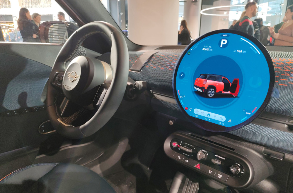 Mini povlači ručnu: Ekrani ostaju, ali ni dugmići ne idu nikuda