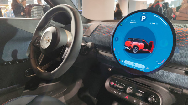 Mini povlači ručnu: Ekrani ostaju, ali ni dugmići ne idu nikuda