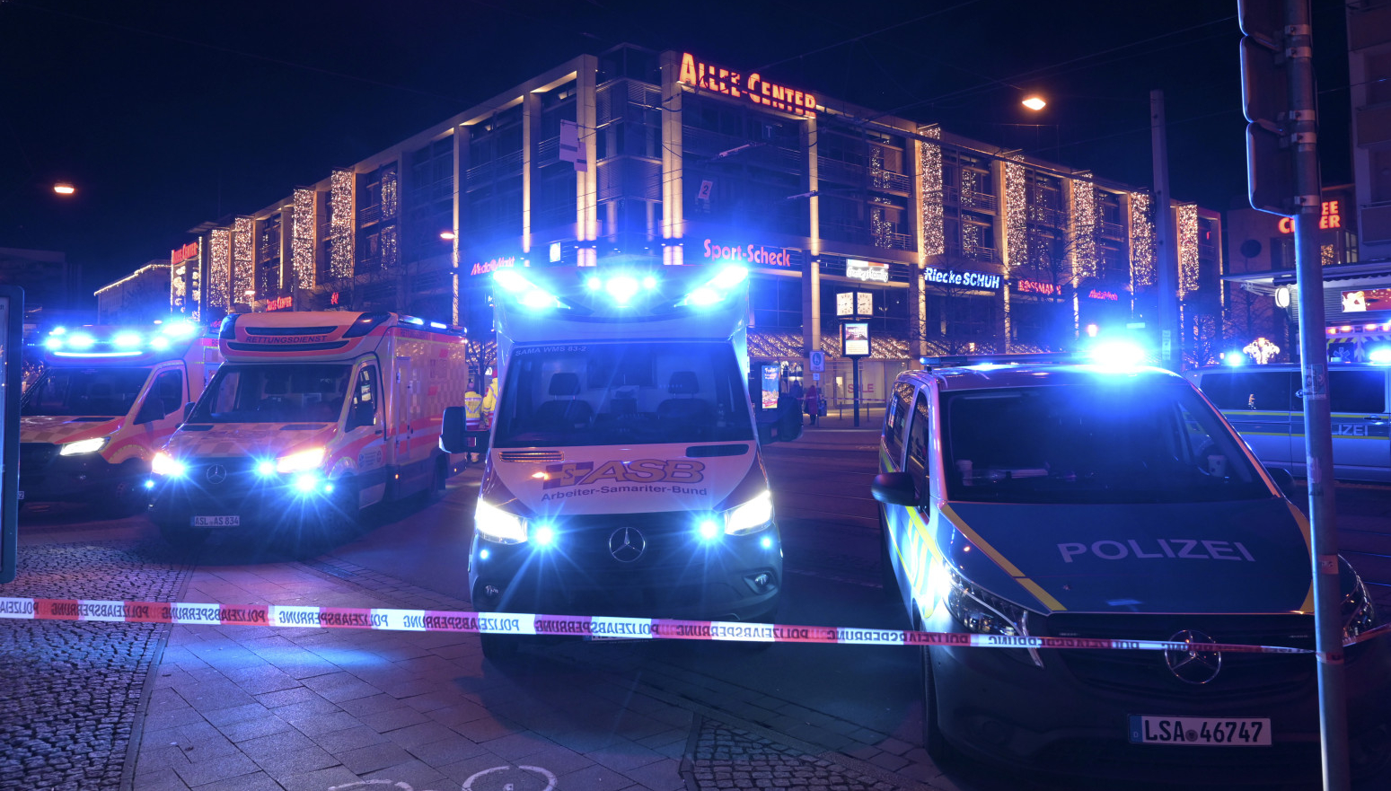 Horor: Trenutak kada BMW udara u posetioce sajma i kosi ih; Napadač uhapšen VIDEO