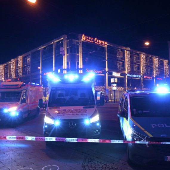 Horor: Trenutak kada BMW udara u posetioce sajma i kosi ih; Napadač uhapšen VIDEO