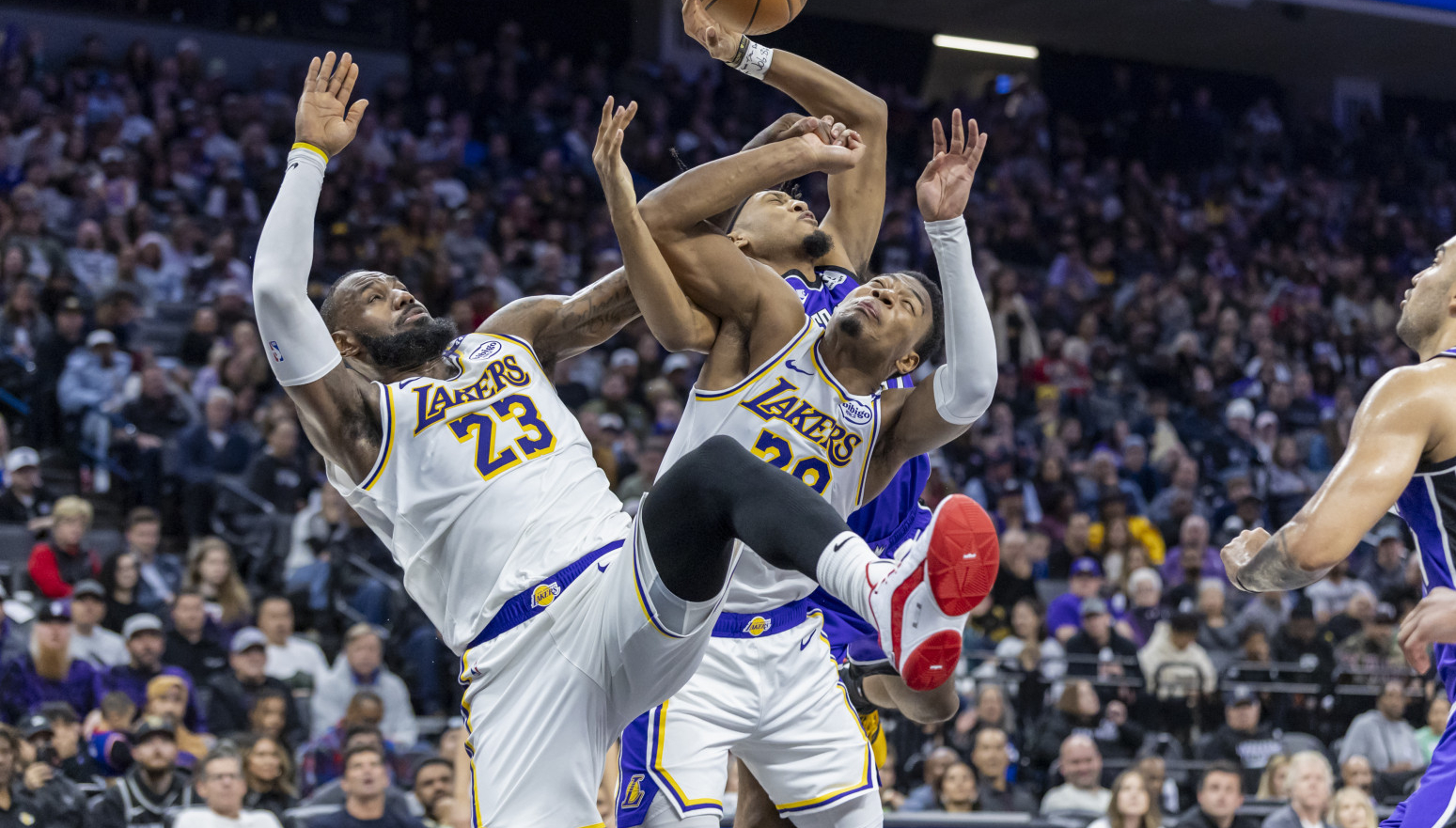 Lebron "divljao" taman koliko treba, Vembanjama delio "banane" VIDEO