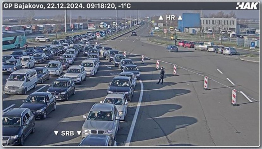 Gužva se ne smanjuje: Na Bajakovu kolona duga 19 kilometara FOTO