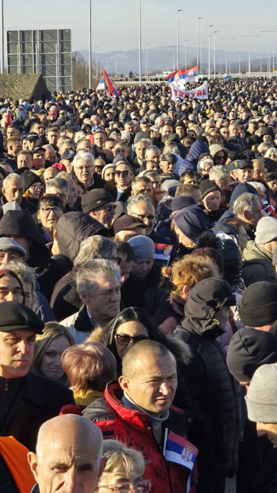 Hiljade ljudi izašlo na otvaranje deonice auto-puta od Kruševca do Vrnjačke Banje FOTO/VIDEO
