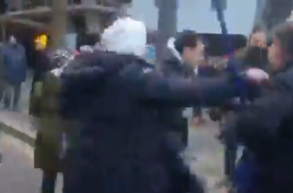 Opozicija preuzela organizaciju; Ponovo maltretirali građane; Skandalozna tuča oko zastave Evropske unije