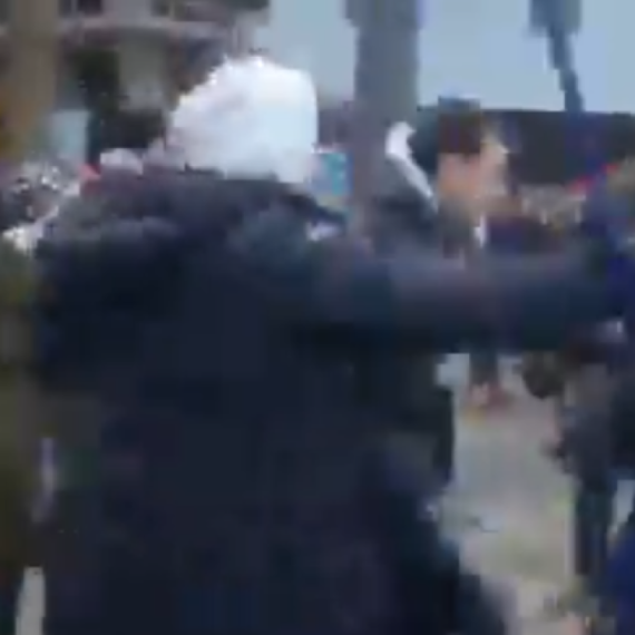 Opozicija preuzela organizaciju; Ponovo maltretirali građane; Skandalozna tuča oko zastave Evropske unije