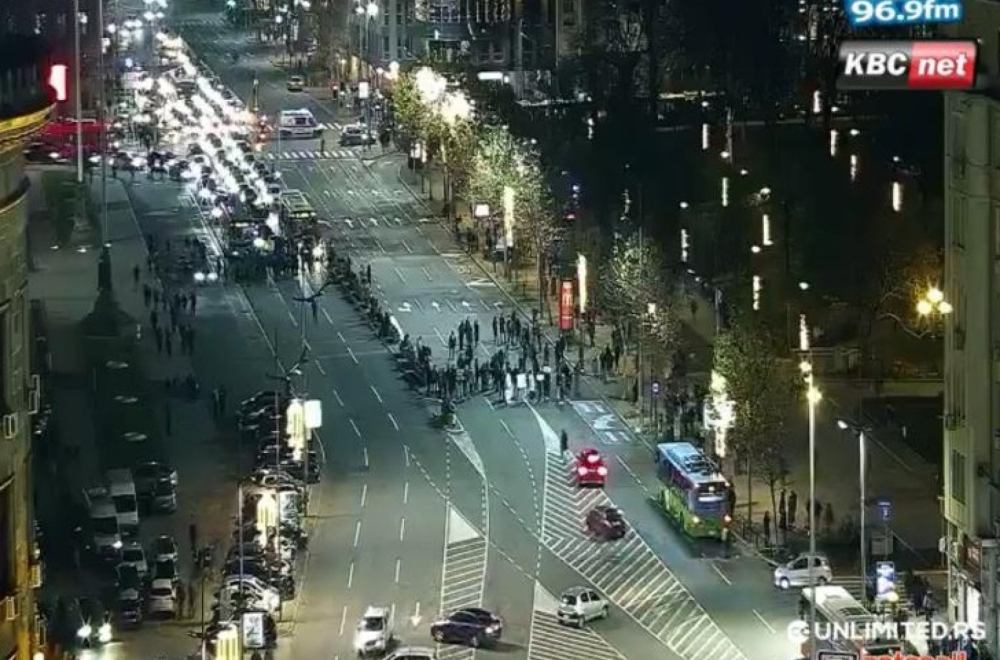Pristalice opozicije maltretiraju građane – blokirali Trg Nikole Pašića; Okupljaju se ispred Skupštine Srbije
