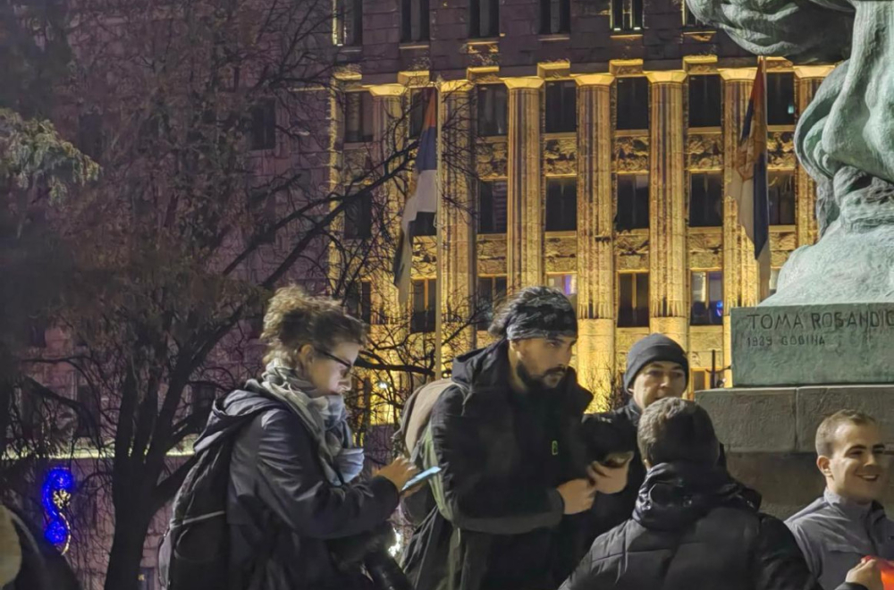 Pristalice opozicije maltretiraju građane – blokirali Trg Nikole Pašića; Okupljaju se ispred Skupštine Srbije