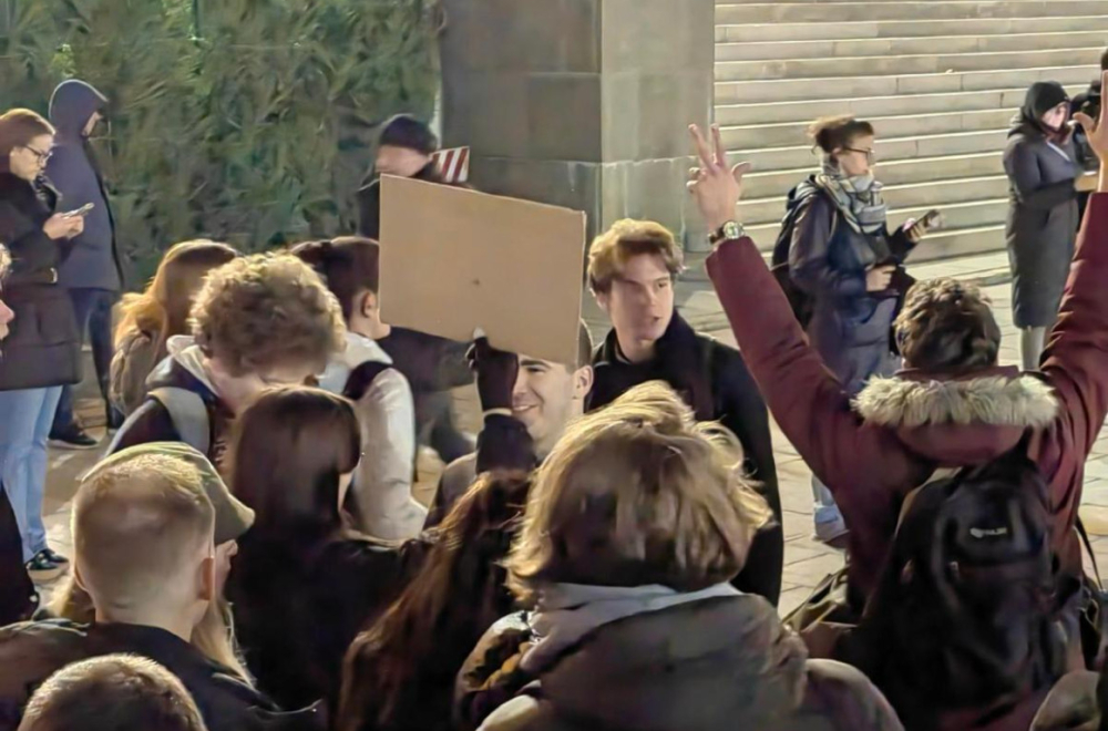 Pristalice opozicije maltretiraju građane – blokirali Trg Nikole Pašića; Okupljaju se ispred Skupštine Srbije