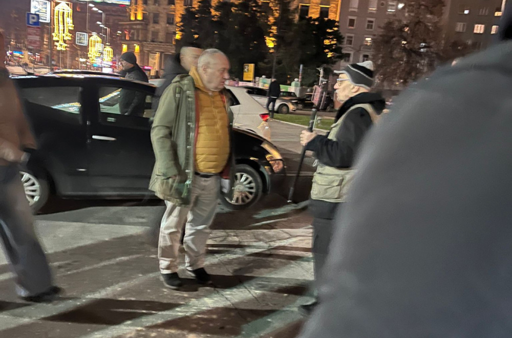 Srđan Milivojević sa Aleksićem ispred Skupštine Srbije FOTO