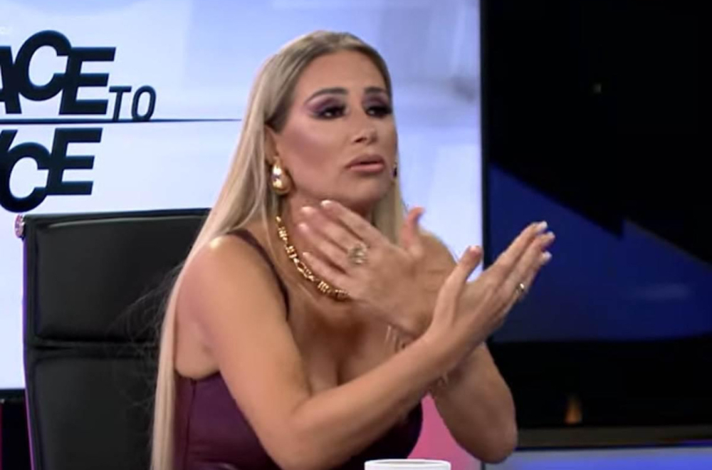 Pevačica Selma Bajrami podržala opoziciju i pokazala simbol "Velike Albanije" FOTO