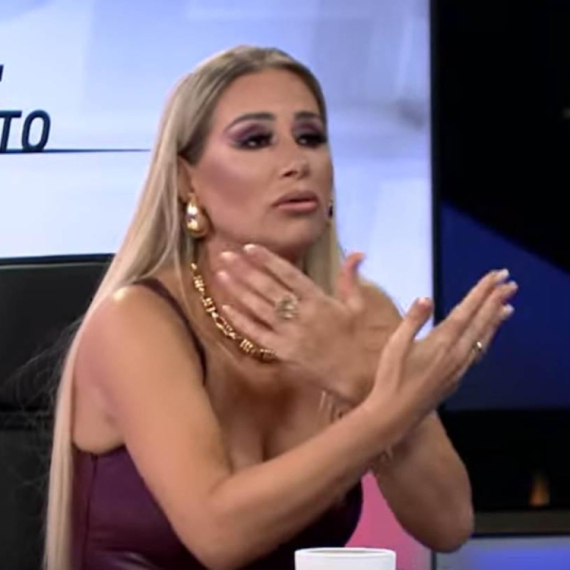 Pevačica Selma Bajrami podržala opoziciju i pokazala simbol "Velike Albanije" FOTO