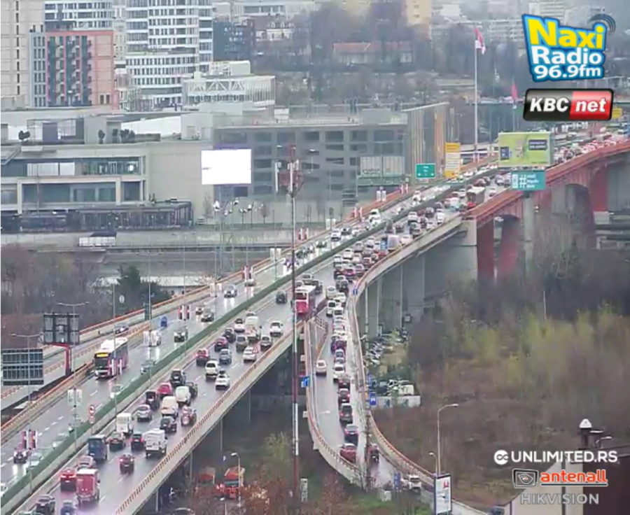 Potpuni kolaps: Saobraćajna nezgoda na autoputu; Ogromne kolone ka aerodromu FOTO