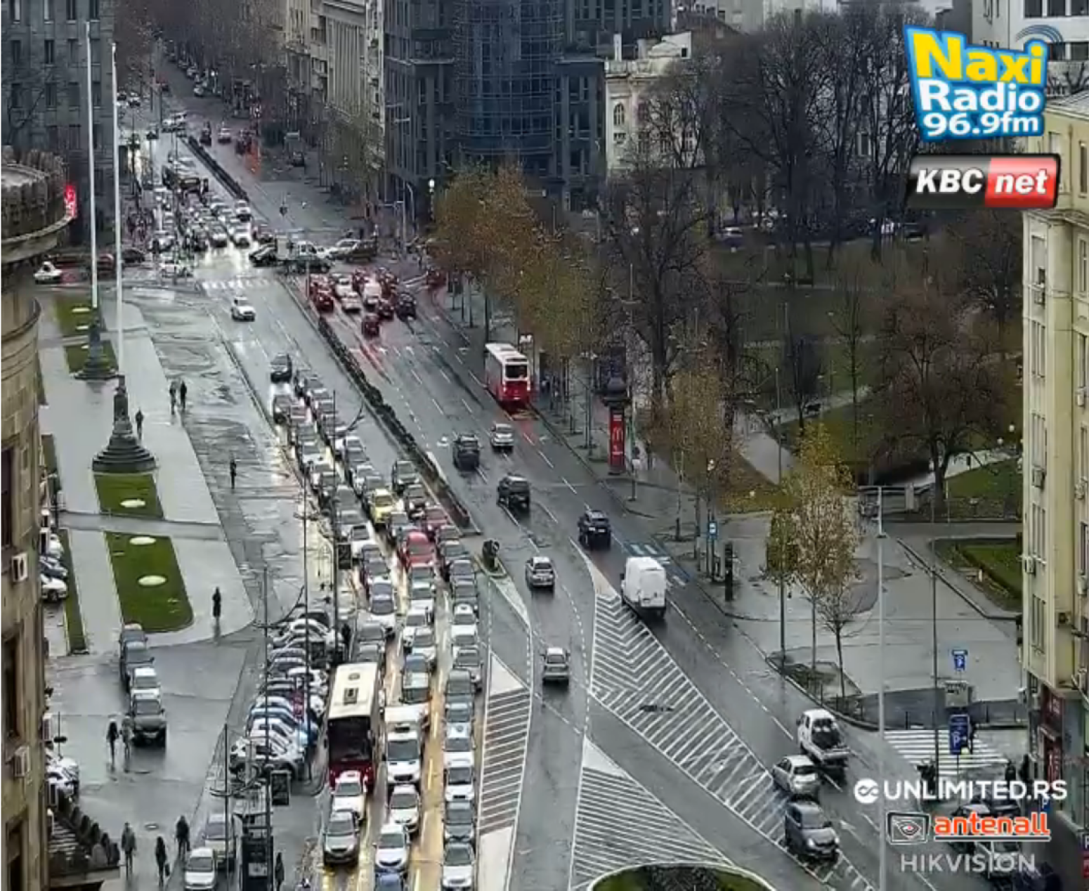 Potpuni kolaps: Saobraćajna nezgoda na autoputu; Ogromne kolone ka aerodromu FOTO