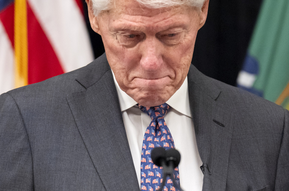 Bil Klinton hospitalizovan FOTO