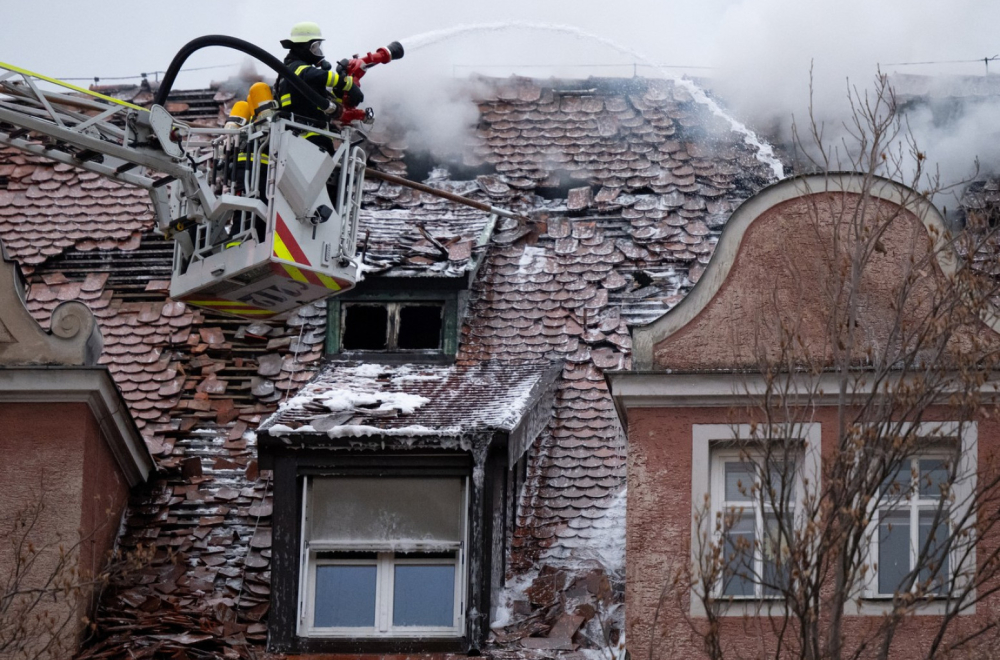 Bukti požar u Minhenu: Više povređenih; Urušio se deo zgrade FOTO/VIDEO