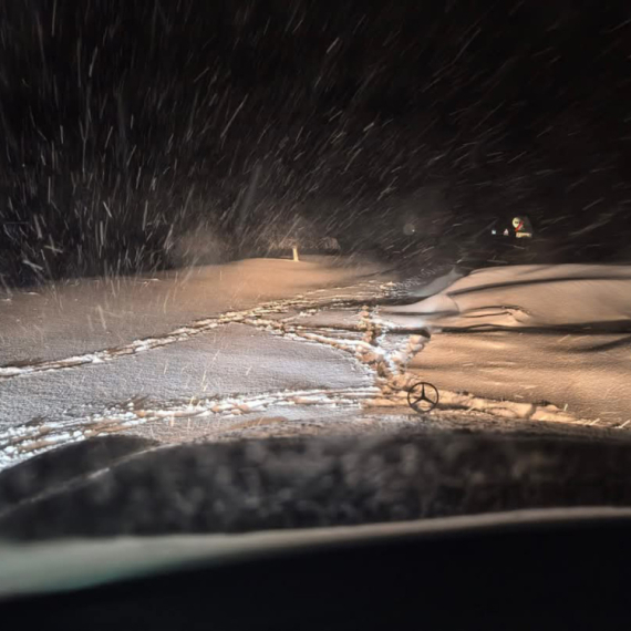 Zaglavljene kamiondžije vape: Upomoć, nemamo vode; Ostali u snegu dok su pomagali VIDEO