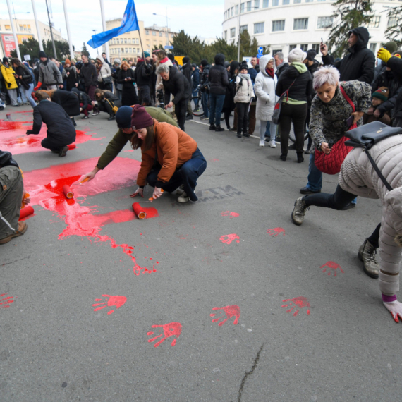 Jezive pretnje učenika u Bečeju, poziva na linč učenika i profesora: "Dođite da im j*** milu majku" VIDEO