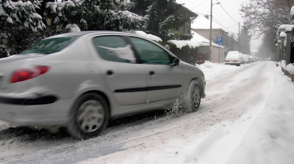 Apel vozačima: Budite oprezni zbog snega, pazite i sebe i druge