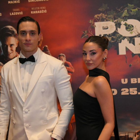 Srpski lepotan ostavio sve u čudu kad se pojavio u društvu ove fatalne crnke FOTO