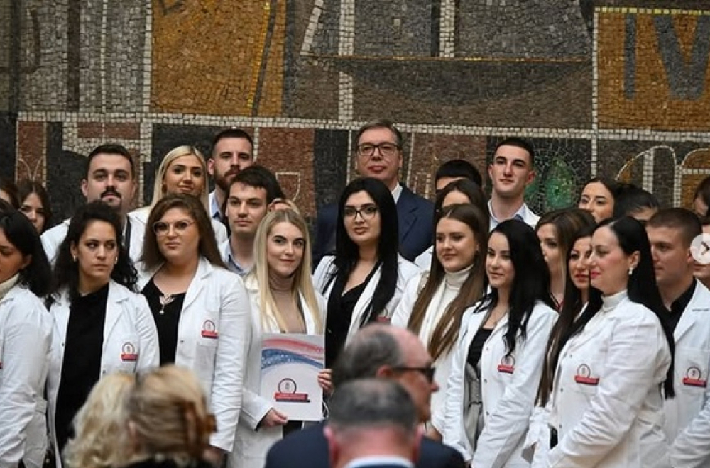 Vučić uručio ugovore o radu najboljim medicinarima; "Ponosan sam" FOTO/VIDEO