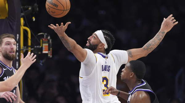 Lejkersi mogu iz bez Lebrona – Dejvis i Rivers dominirali VIDEO